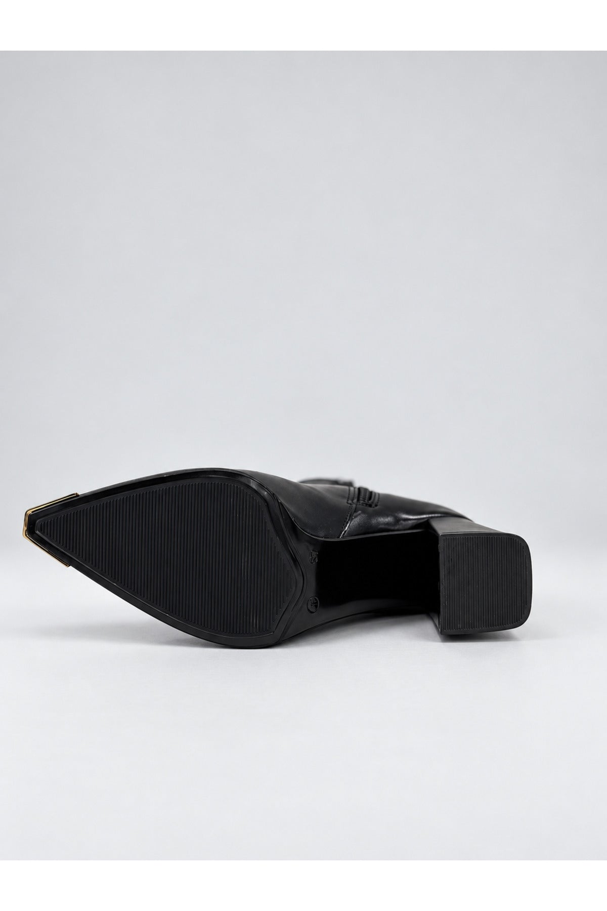 Gold Detaylı Siyah Sivri Burun Kalın Topuklu Fermuarlı Kadın Bot - Siyah